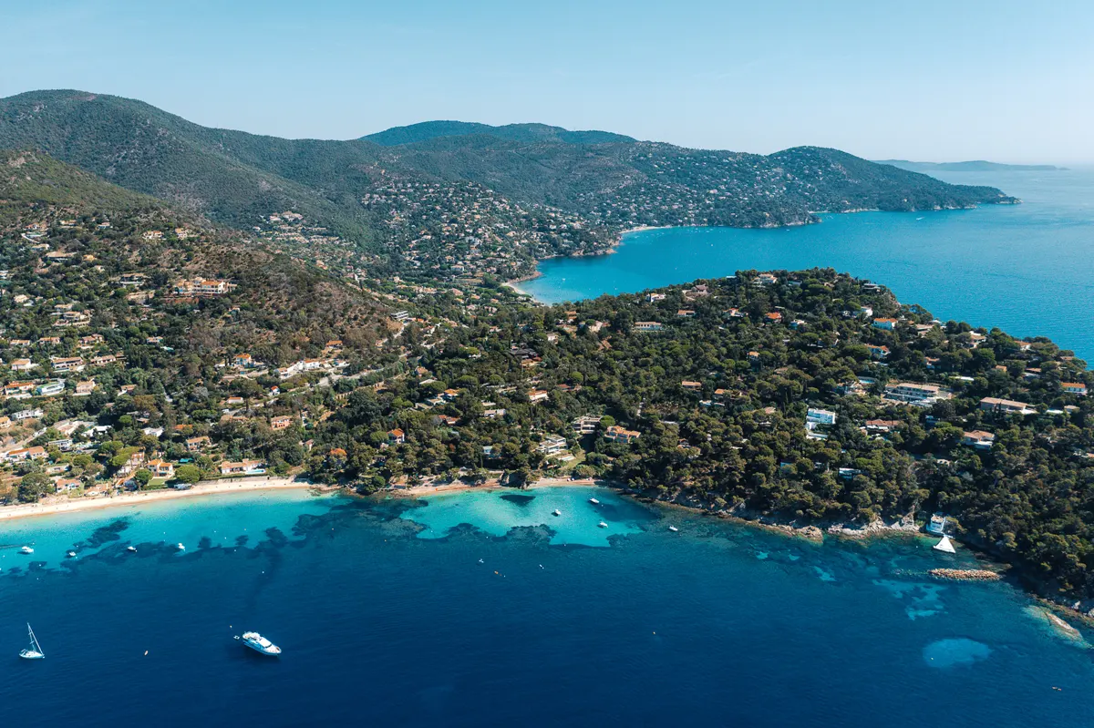 Location villa cavaliere lavandou pieds dans l'eau